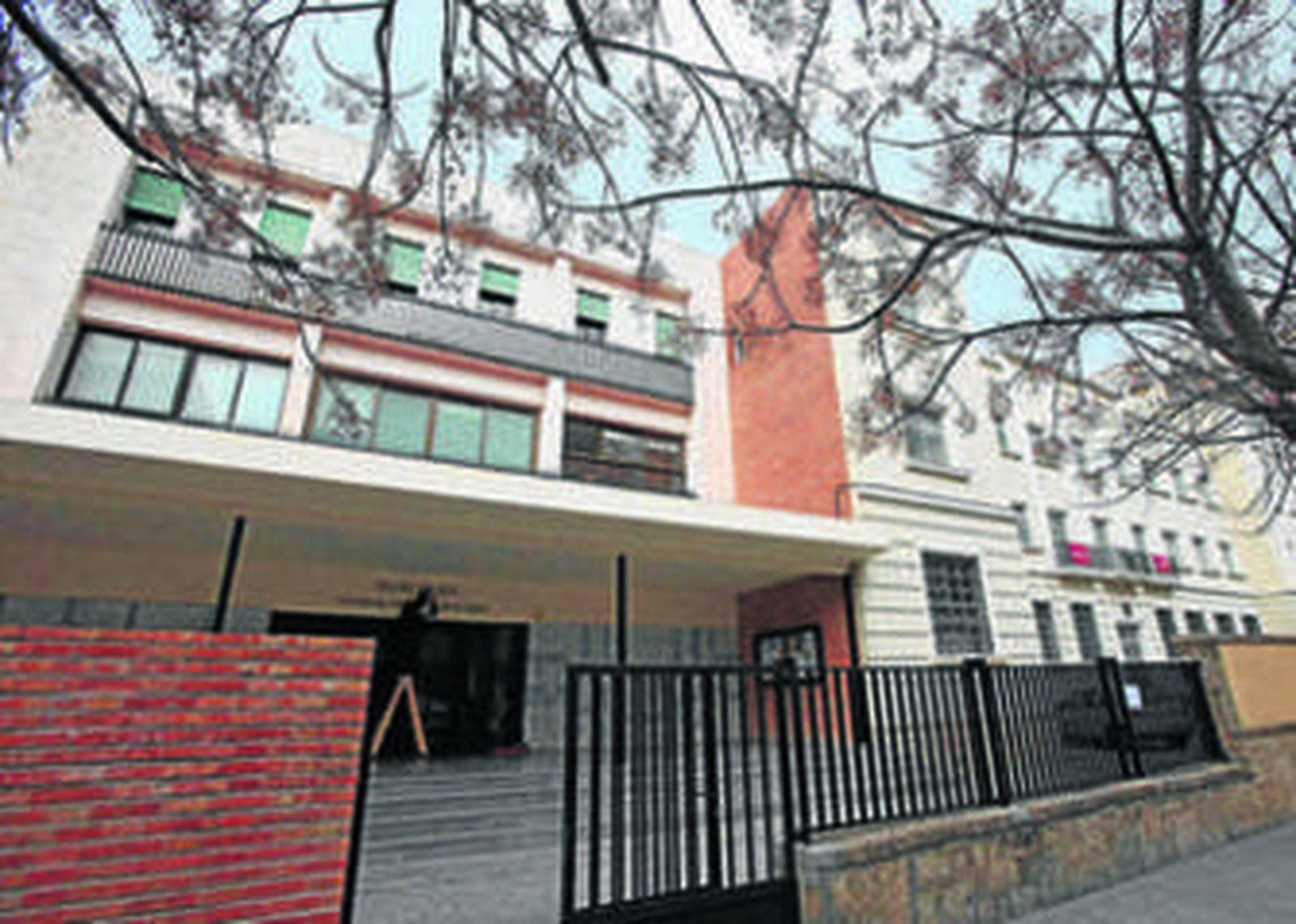 El colegio San José-Las Esclavas está ubicado en el número 50 de la avenida Andalucía.