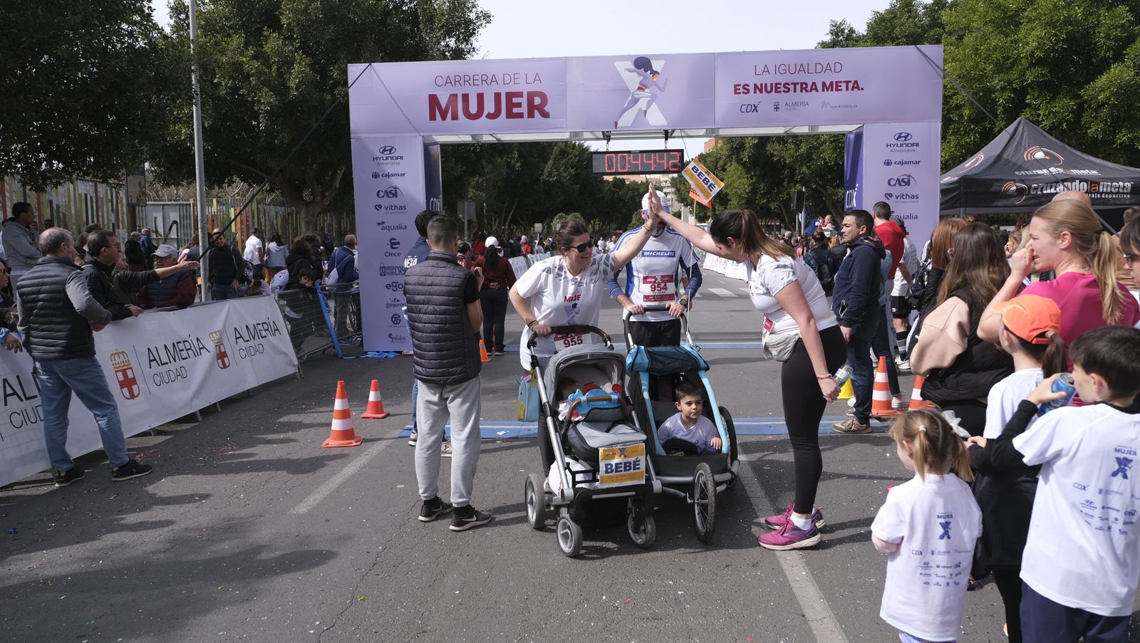 Imágenes de la Carrera de la Mujer 2023 en Almería