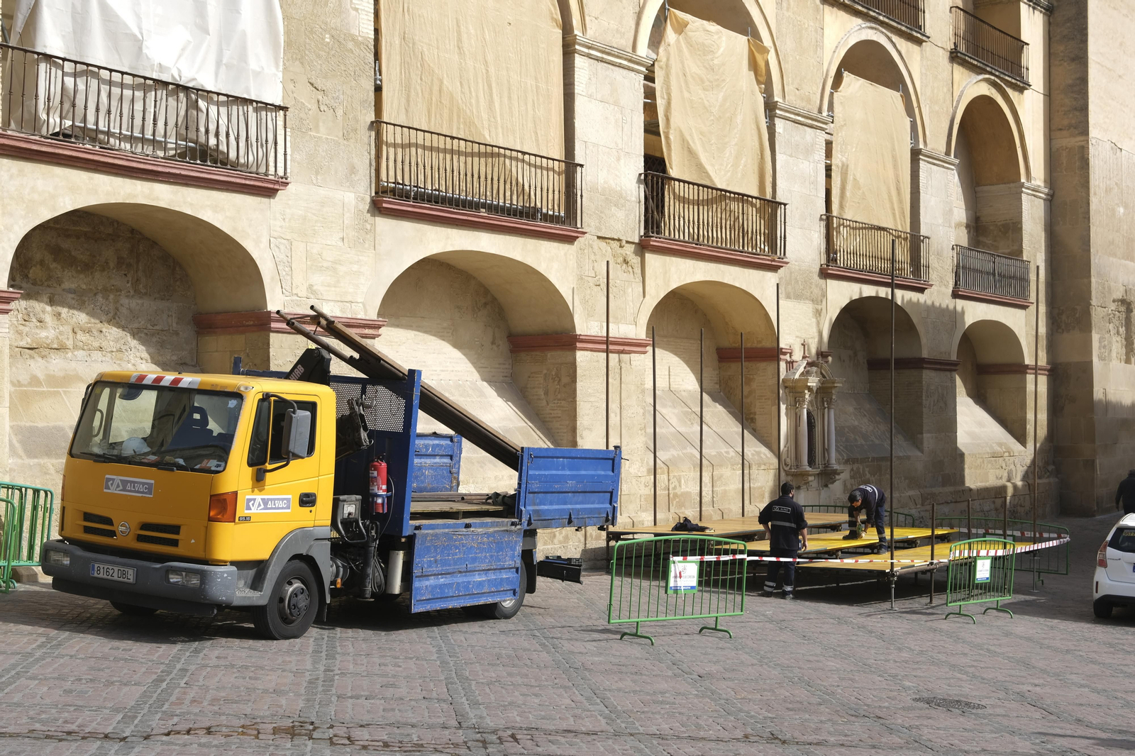 Los operarios trabajan ya en el montaje en el entorno de la Catedral. Los operarios trabajan ya en el montaje en el entorno de la Catedral.