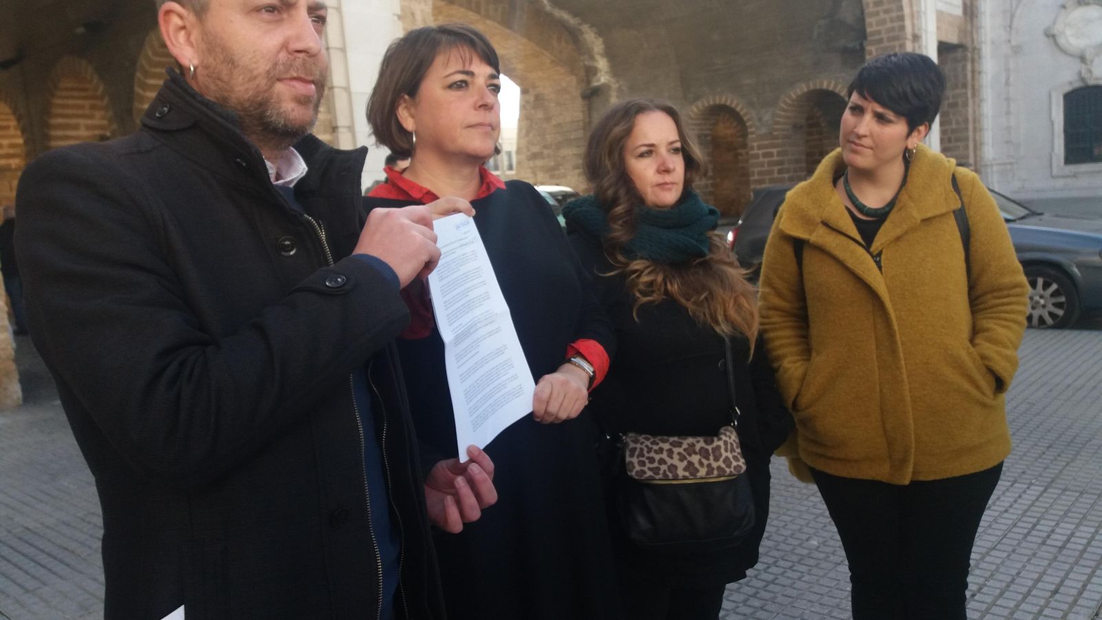 Ernesto Alba y Elena Cortés con la denuncia en la mano