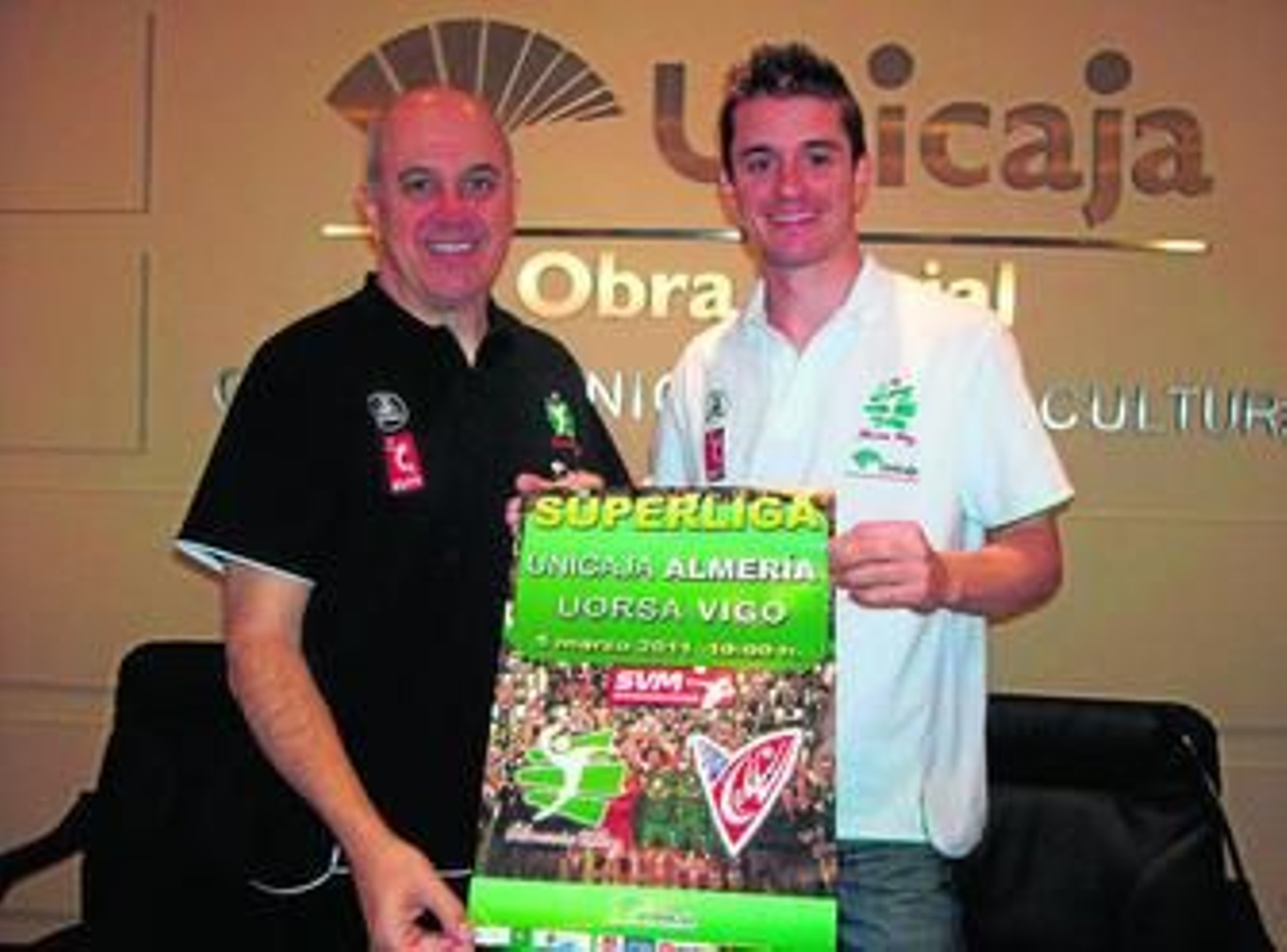 Axel Mondi y Francesc Llenas posaron ayer con el cartel del partido.