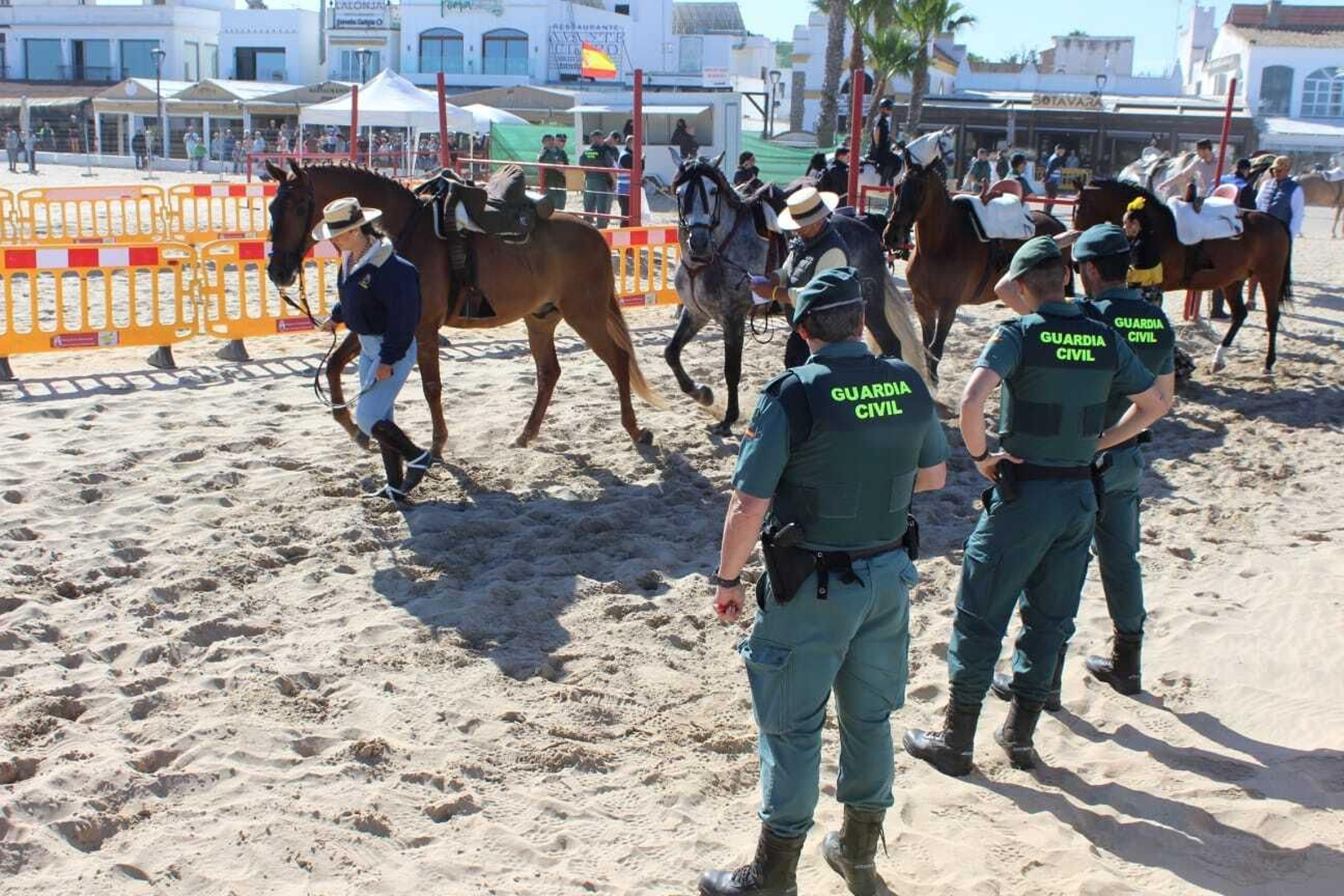 Rocío 2024: Imágenes del primer día de embarque de romeros de Cádiz en Bajo de Guía en Sanlúcar