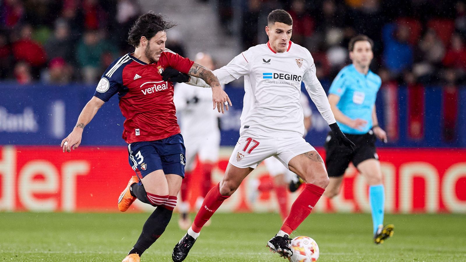 Lamela pelea con Juan Cruz por un balón.