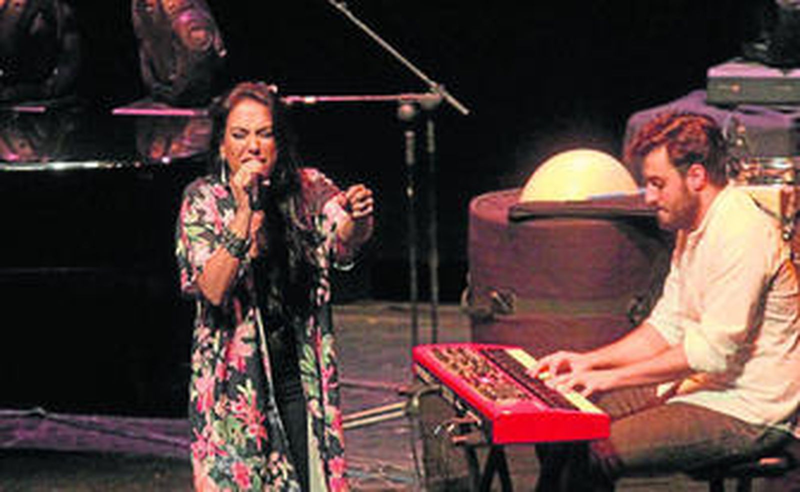 Lya alza el brazo en un derroche de voz, en el Palacio de Congresos de La Línea.