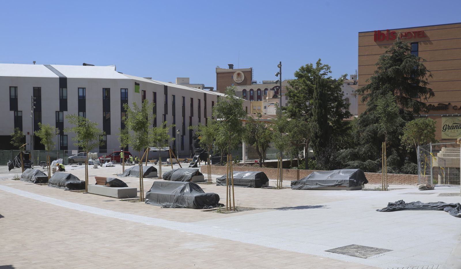 La retirada de la polémica pérgola de Santo Domingo, en fotos