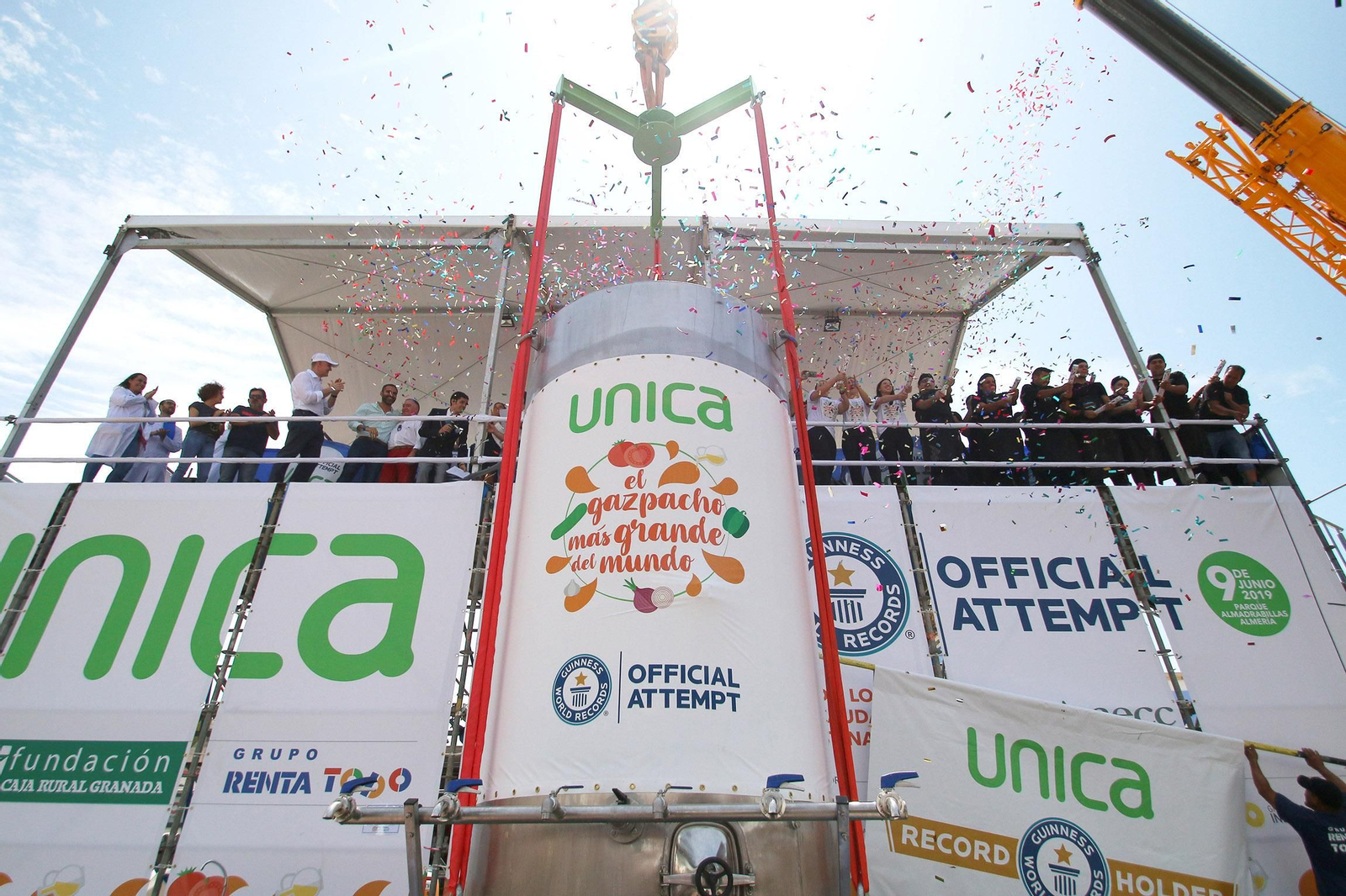 Fotogalería del récord Guinnes del gazpacho más grande del mundo