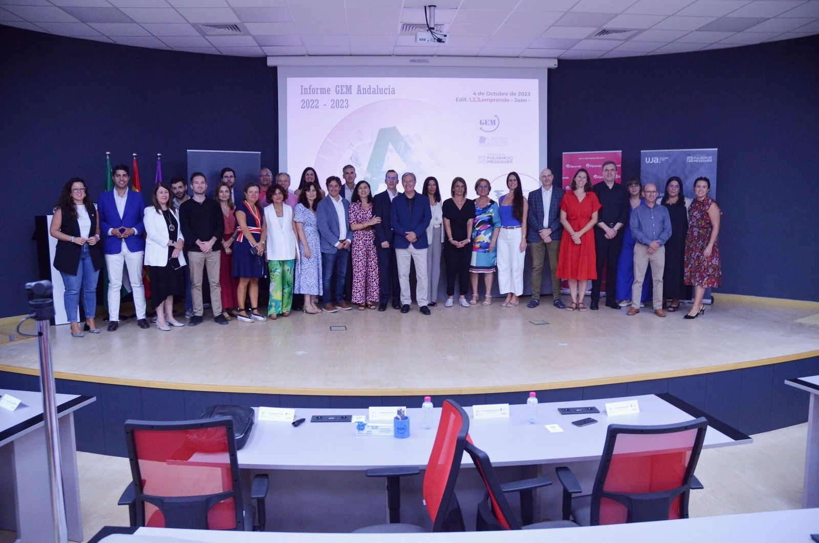Foto de familia de la presentación del Informe GEM Andalucía en el auditorio de 1, 2, 3 Emprende.