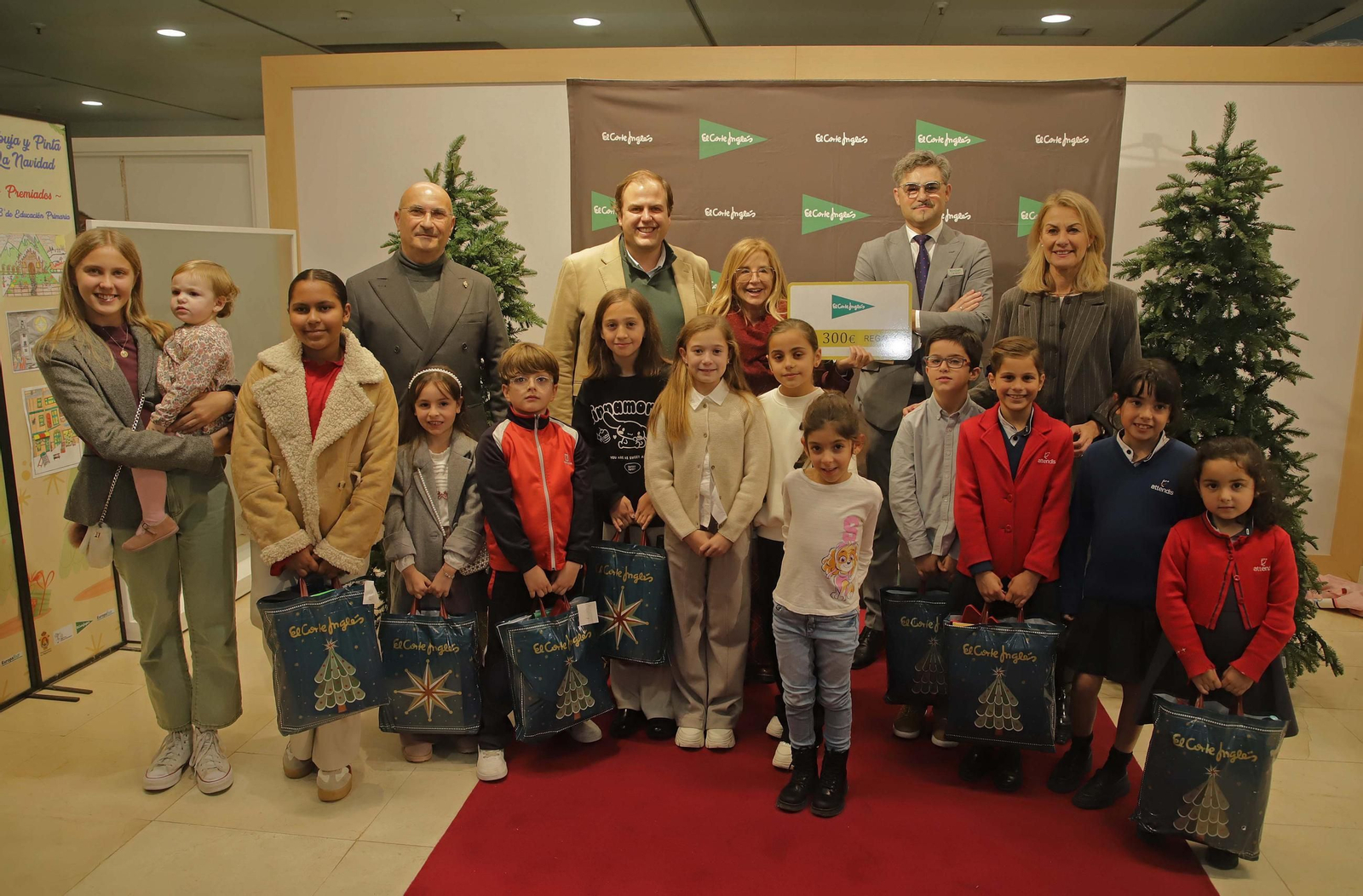 Varios de los premiados con las autoridades municipales y responsables de El Corte Inglés.