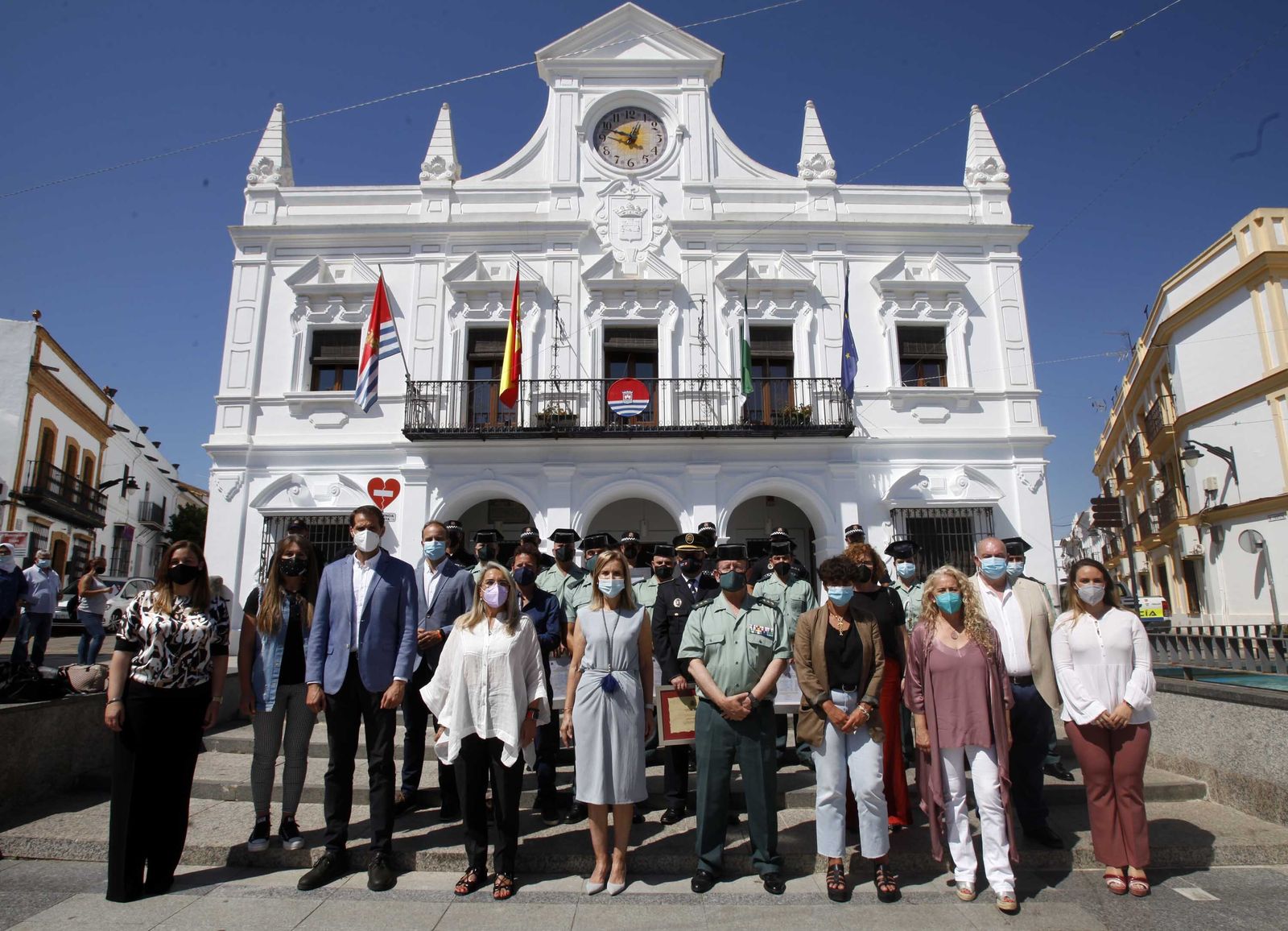 Foto de familia de todos los asistentes al acto ante el Ayuntamiento de Cartaya