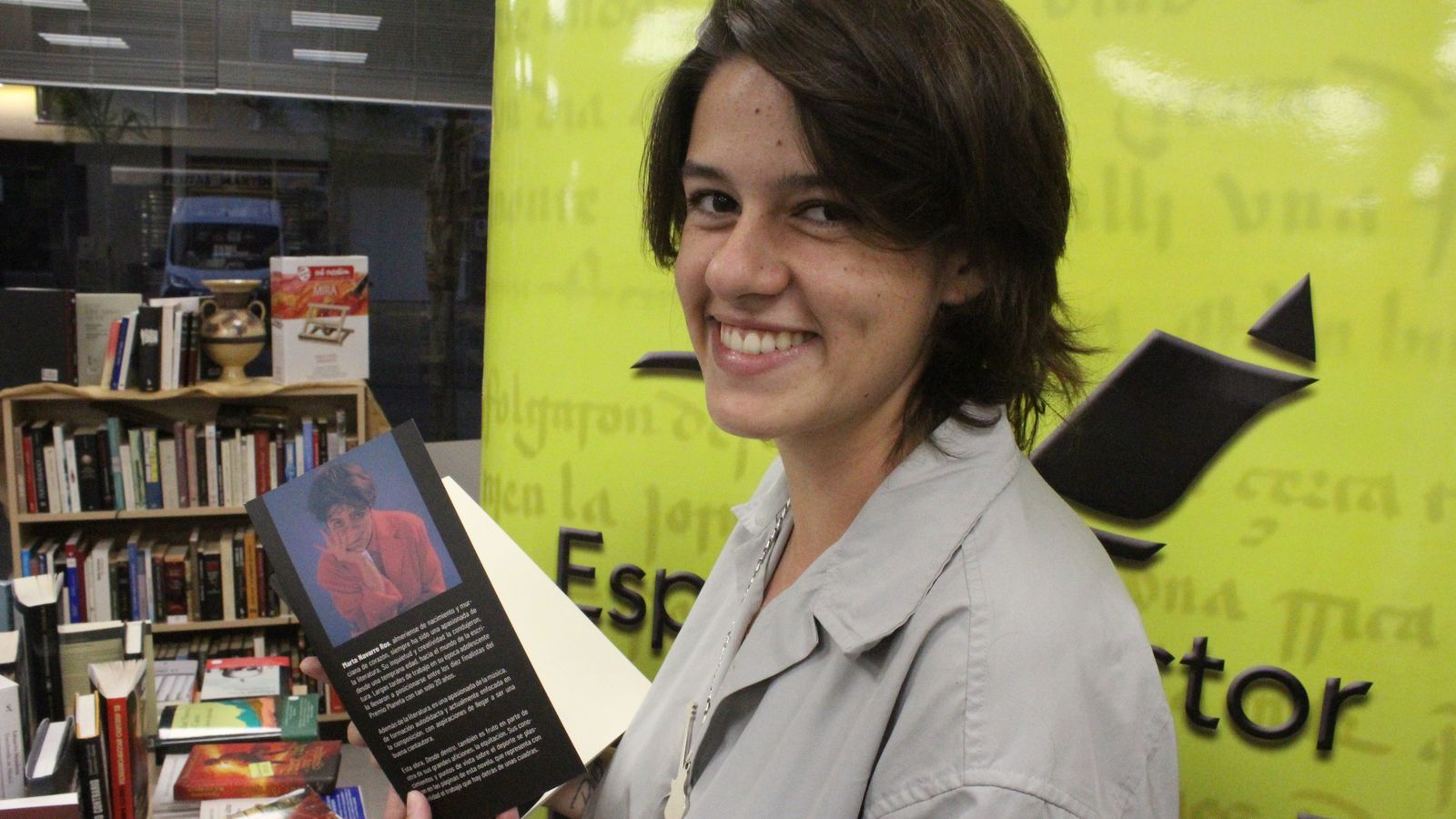 Marta Navarro Ros en la librería Nobel de Vera.