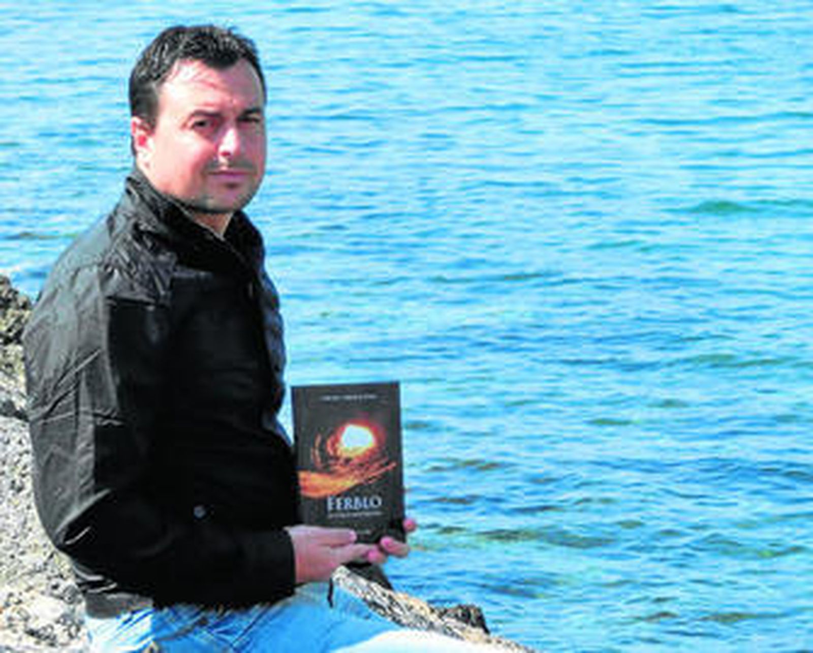 Domingo Torrente, con su primer libro 'Ferblo, el chico misterioso'.