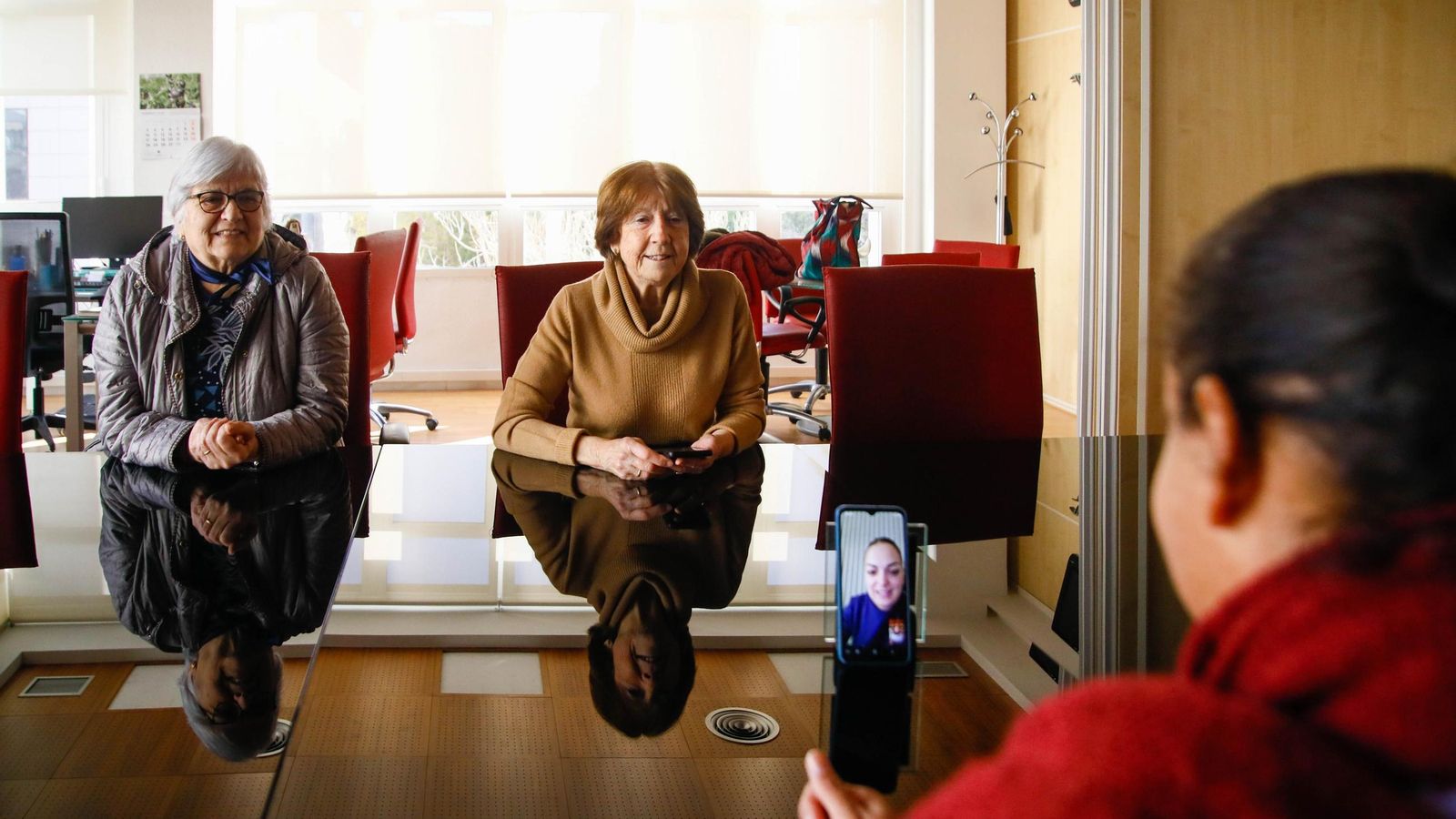 Representantes y voluntarias de Manos Unidas en Almería que han acompañado a la misionera Aparecida Ramos durante su estancia en Almería, en este caso durante la entrevista con Diario de Almería