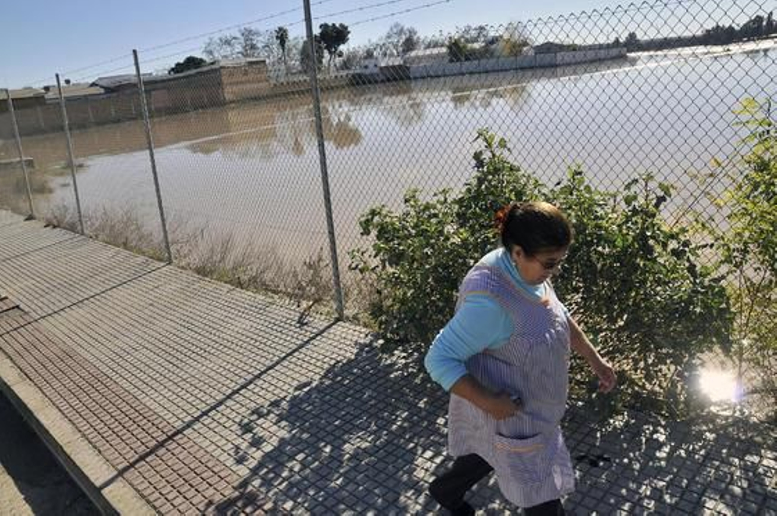 Los vecinos de Lora se afanan en limpiar tras las intensas lluvias.

Foto: Juan Carlos Vázquez