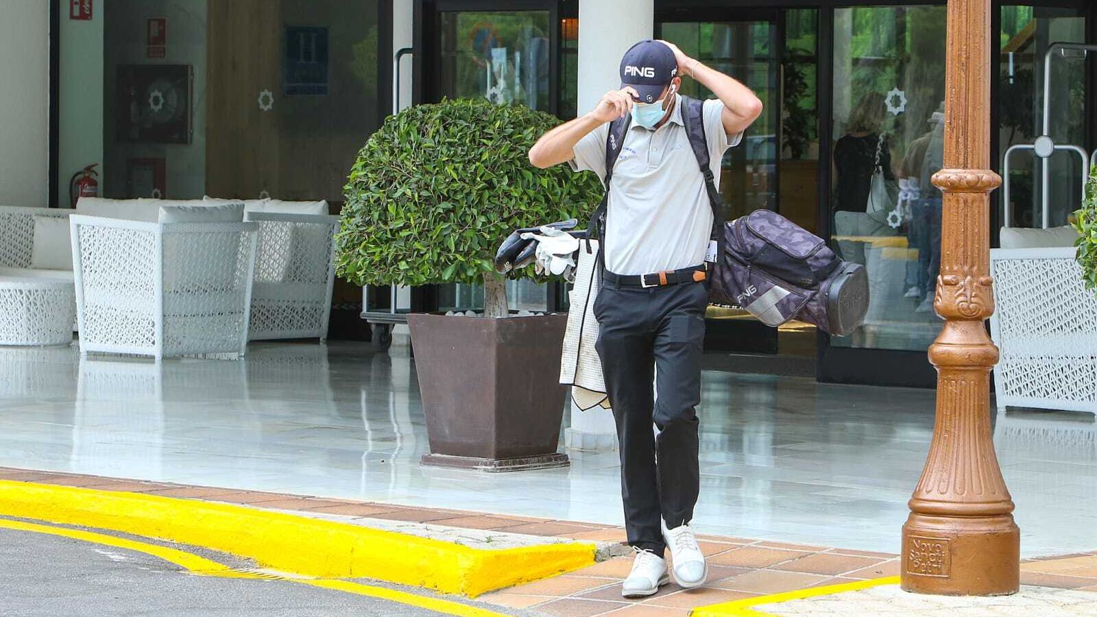 Un golfista sale del Hotel Iberostar Royal Andalus.