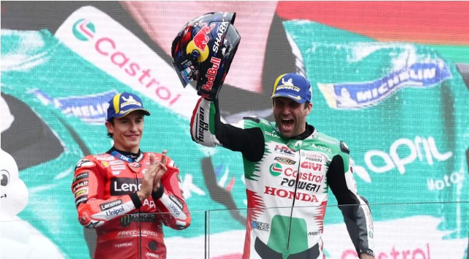 Johann Zarco celebra su victoria en el GP de Francia, en presencia de Marc Márquez, en Le Mans
