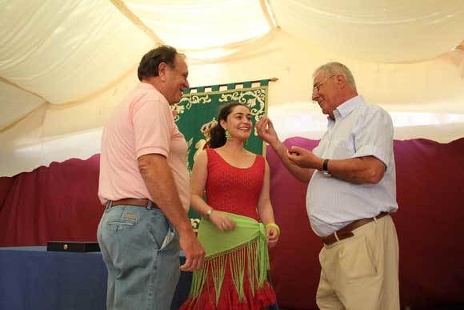 Los feriantes entregan a Nieto la insignia de oro de la asociación