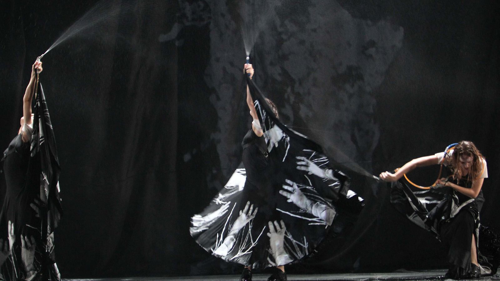 Montaje de La Fura del Baus en 1996.