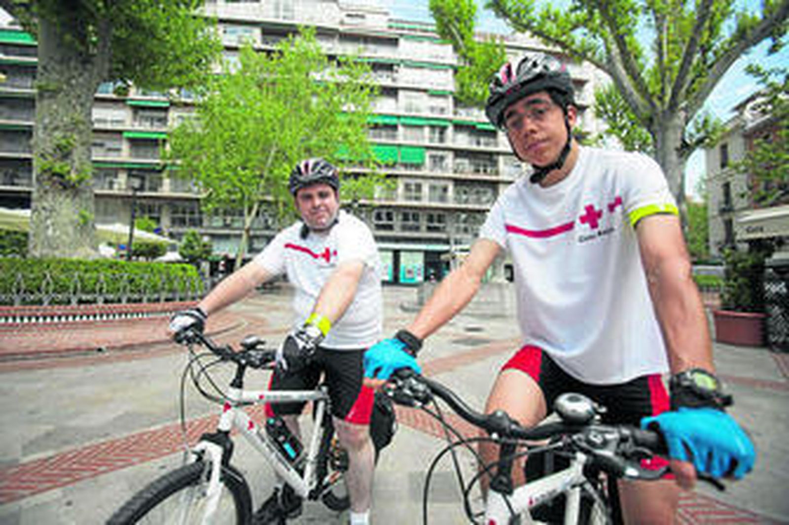 Más de cincuenta voluntarios subren el servicio de Cruz Roja.