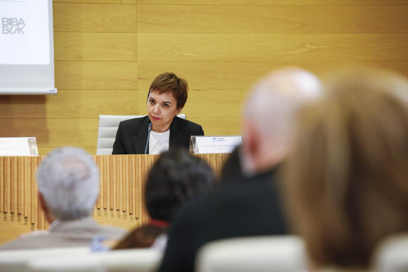 Carmen Mola presenta su libro "El clan" en la Casa de las mariposas de Almería, en imágenes