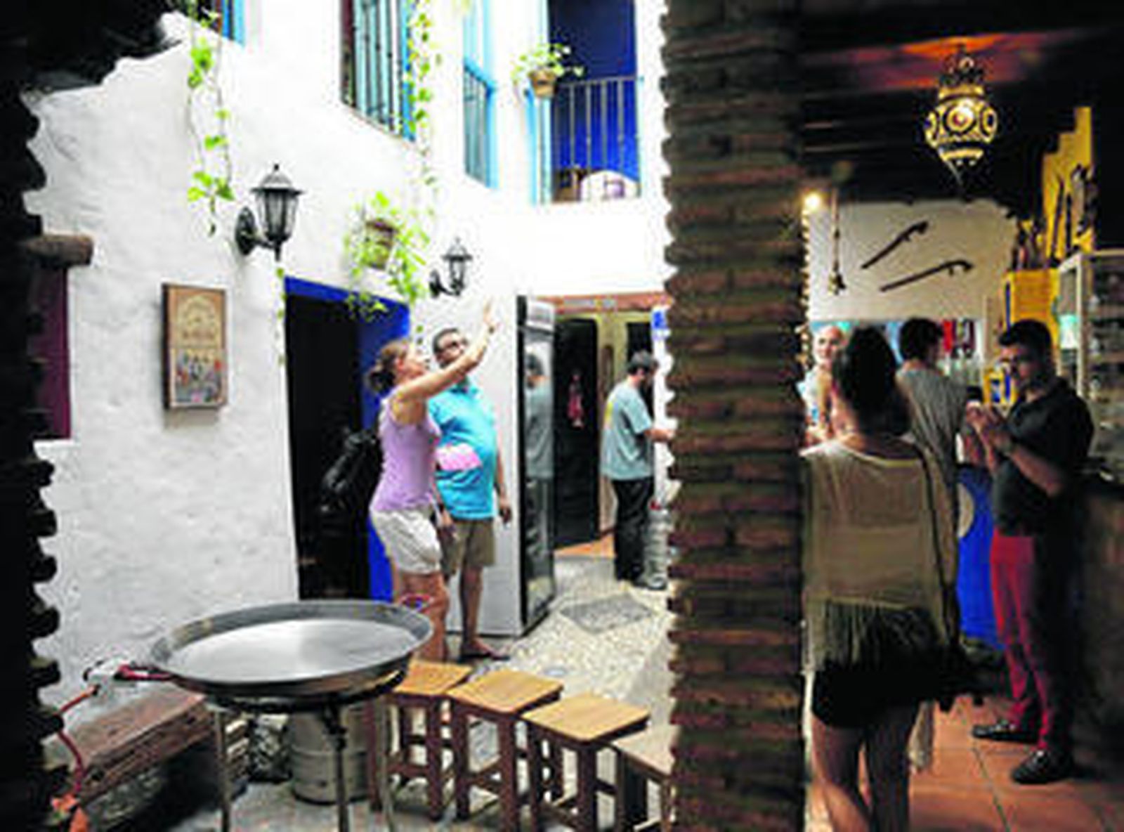 Los primeros asistentes observan las reformas.