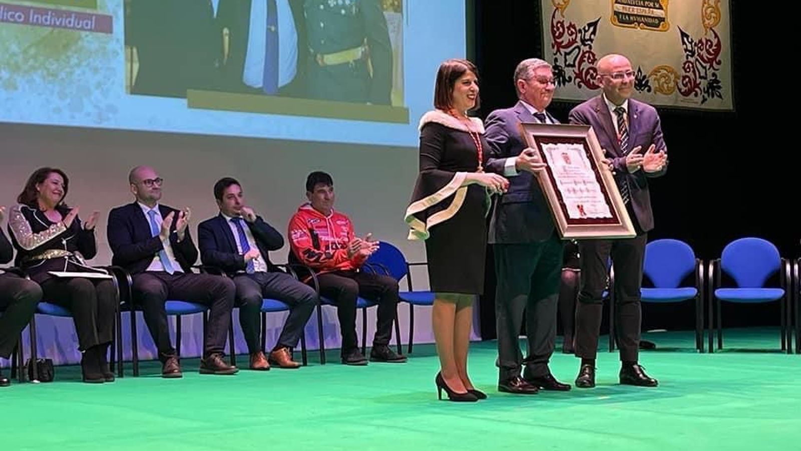 Es conocido en la profesión, teniendo muchos contactos que pone a disposición del Ayuntamiento