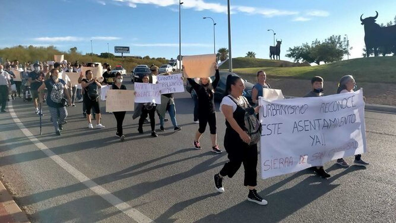 Vecinos de la Sierra de San Cristóbal, durante una de las marchas convocadas para pedir la regularización del asentamiento.