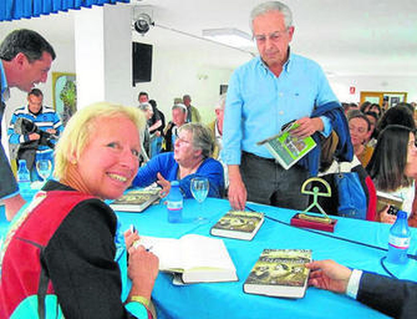 Christiane Gohl firmando ejemplares de su novela Indalo el miércoles en Mojácar.