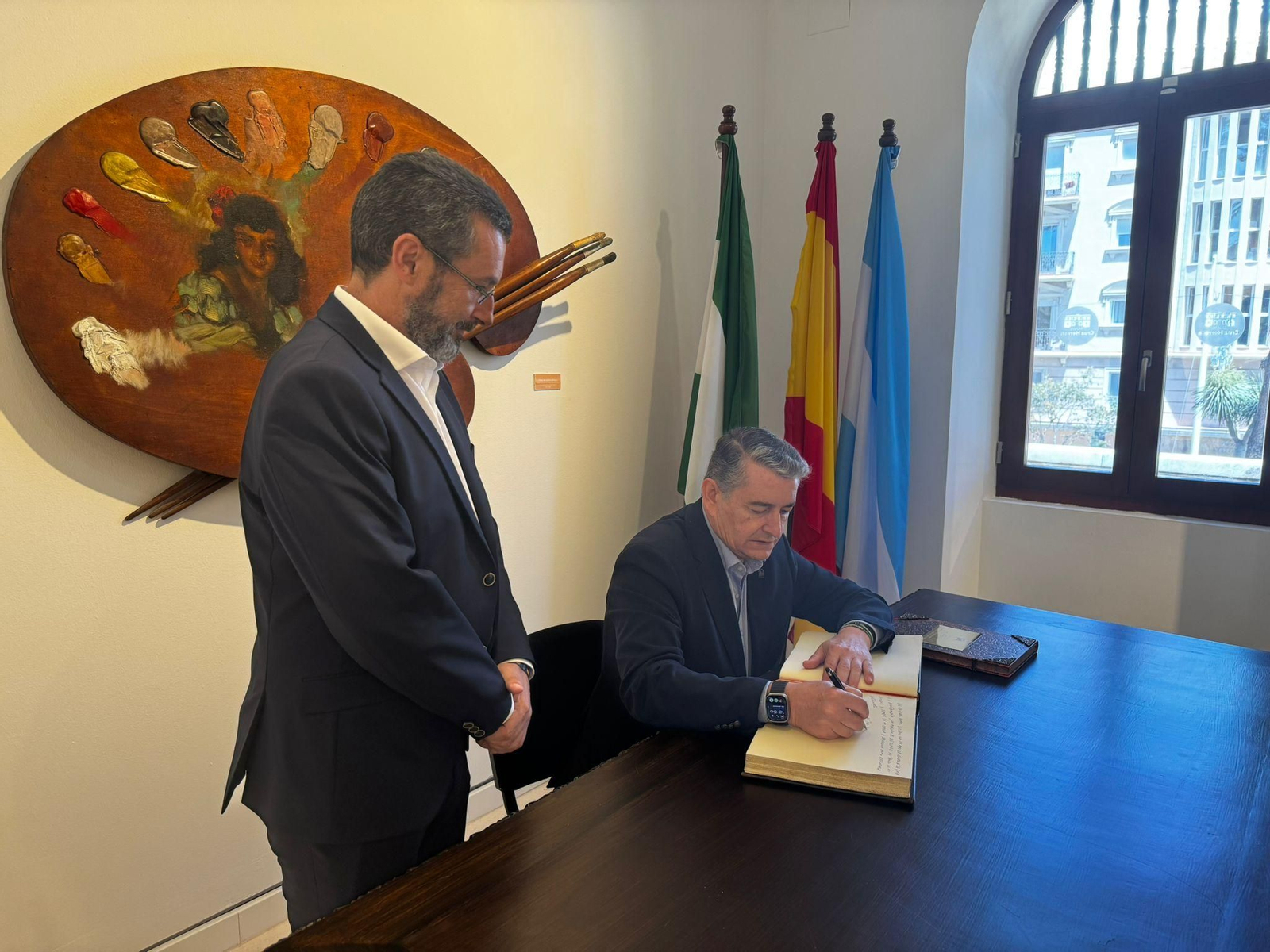 Antonio Sanz forma en el libro de oro de La Línea ante Juan Franco.