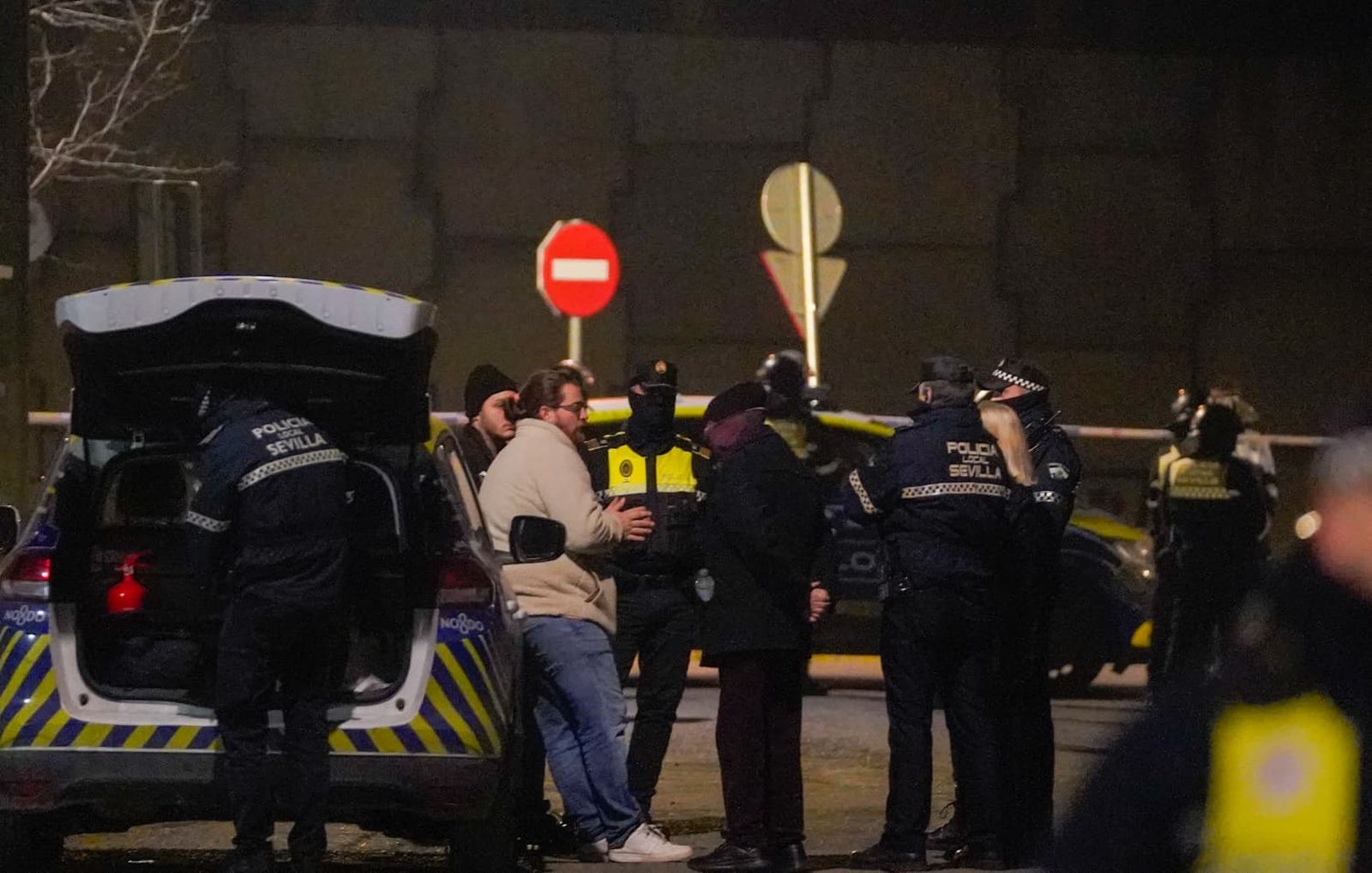 El derribo de la gasolinera de Alcosa, todas las fotos