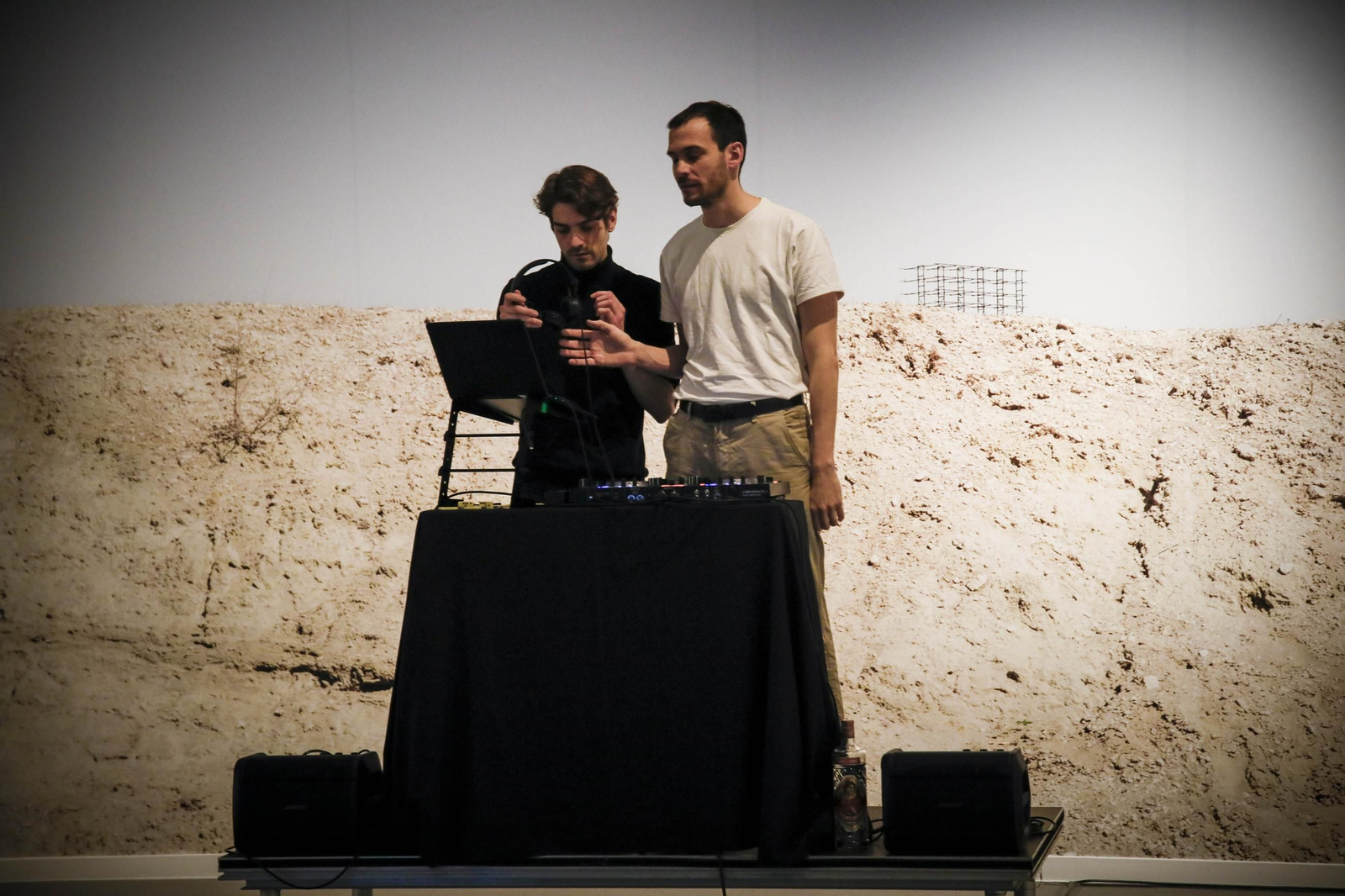 La exposición fotográfica 'Espacio disponible' de Eduardo Nave en el Centro Andaluz de la Fotografía de Almería, en imágenes