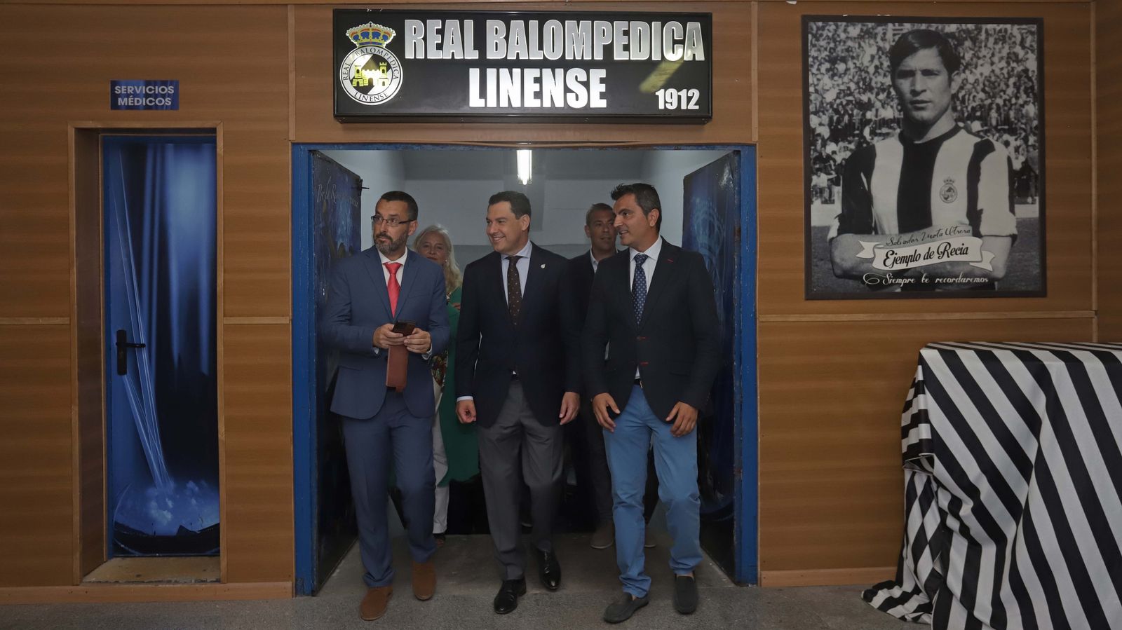 Fotos de la visita de Juanma Moreno al estadio municipal de La Línea