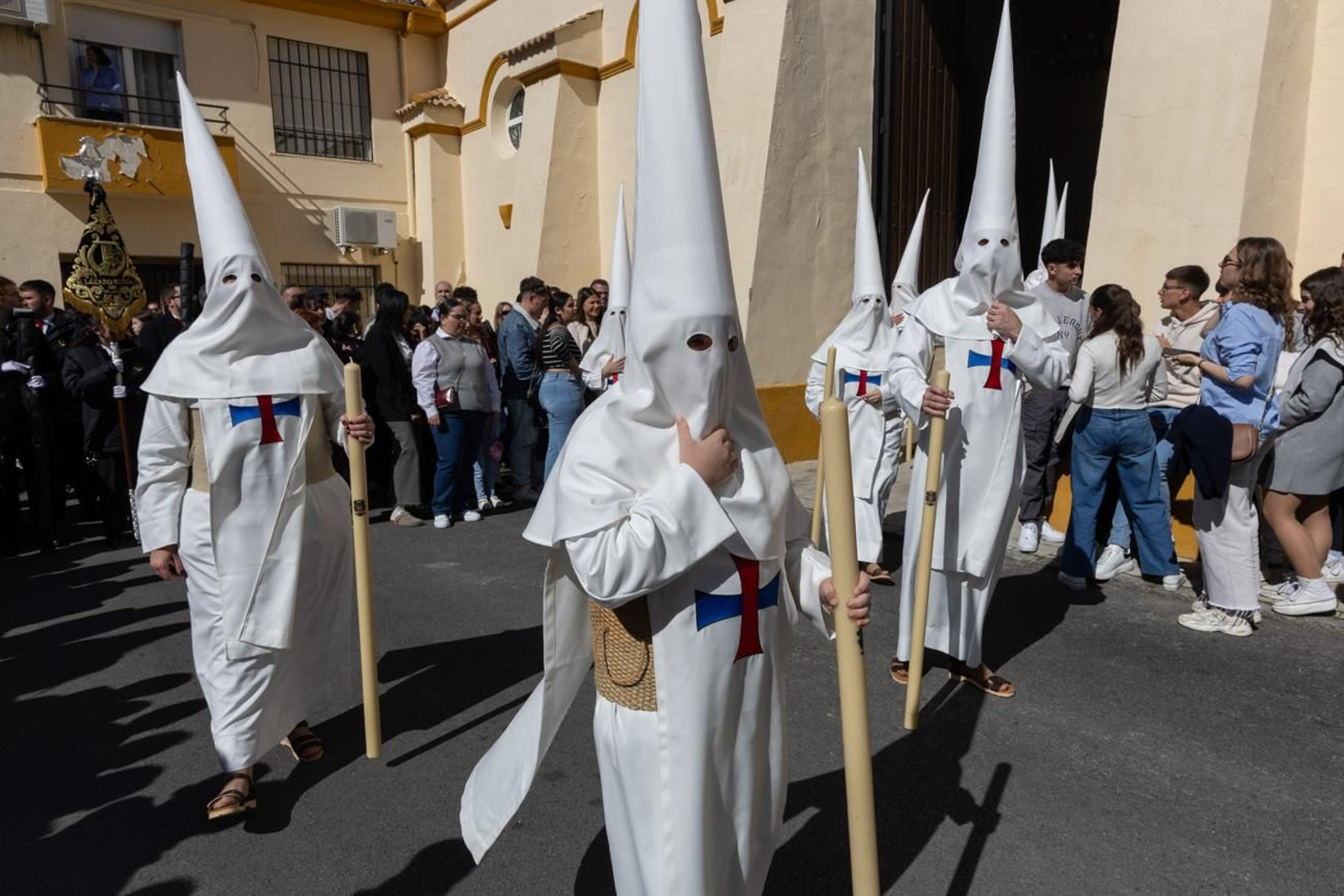 El Miércoles Santo inicia la tarde con los nazarenos trinitarios del barrio de Santa Isabel
