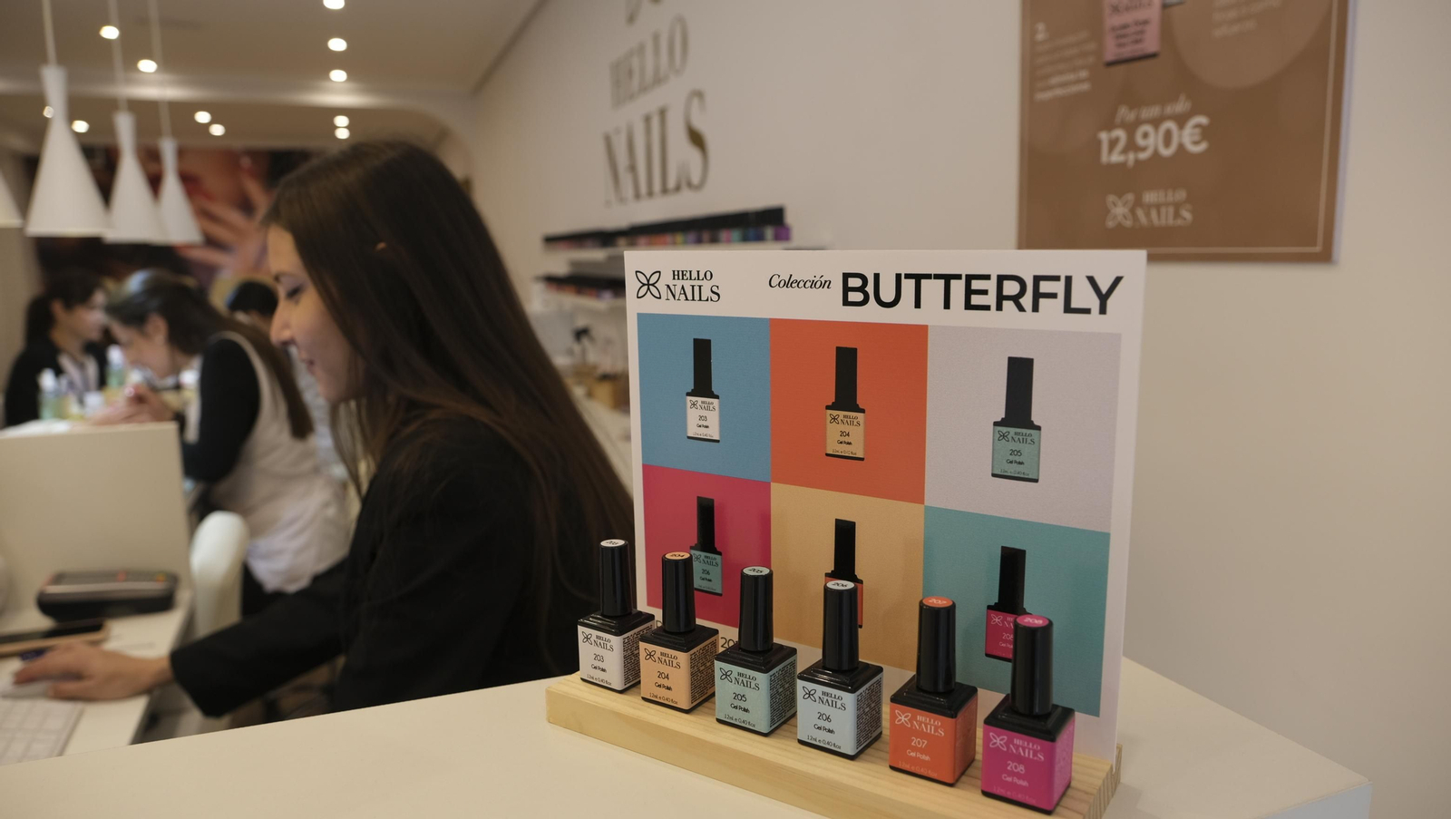Imágenes de la nueva franquicia de Hello Nails en Almería