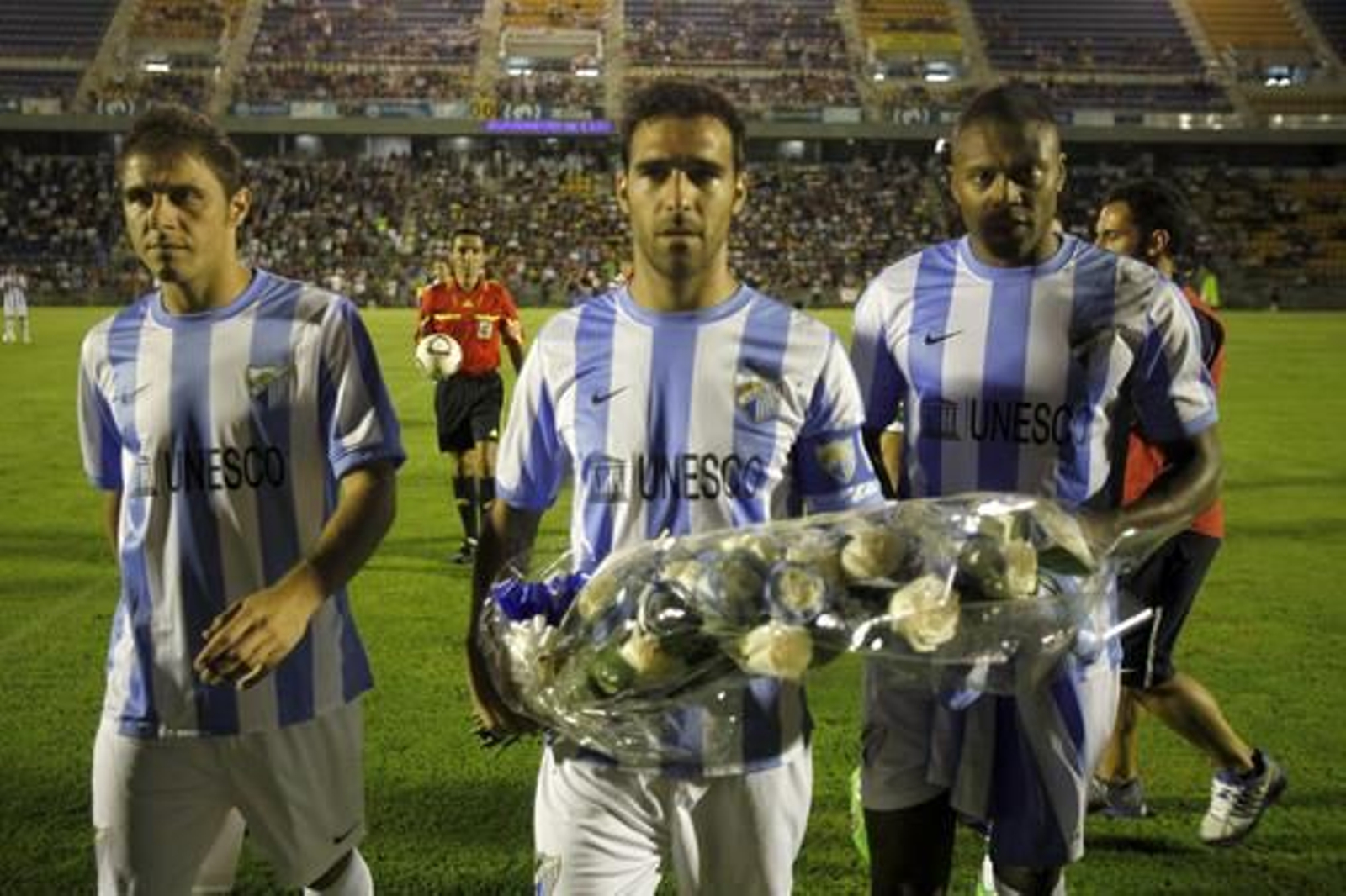 Antes del comienzo del partido, el Málaga homenajeó al obrero fallecido el pasado miércoles en las obras de la tribuna del estadio Carranza. Bonito gesto.   Foto: Jesus Marin