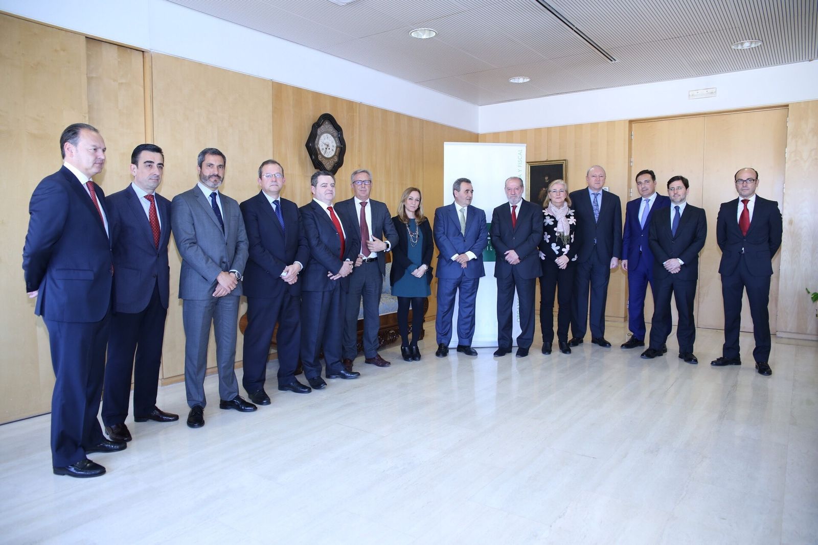 El presidente de la Diputación, Fernando Rodríguez Villalobos, con los representantes de los bancos colaboradores.