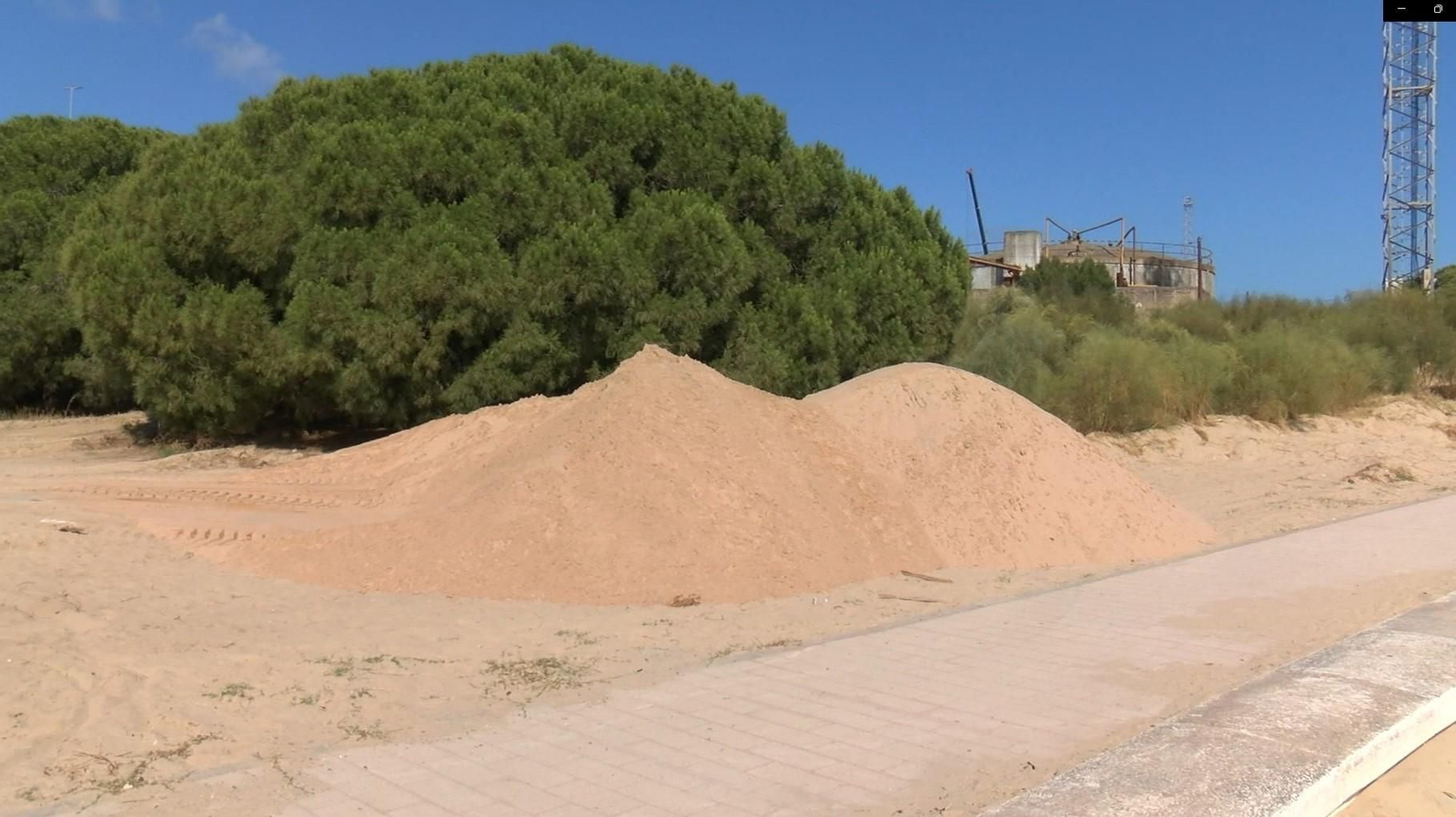 Arena preparada para extenderla por la splayas de Río San Pedro