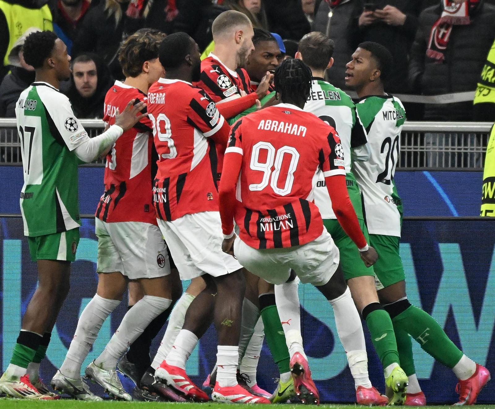 Una tángana en el final del partido entre el Milan y el Feyenoord.