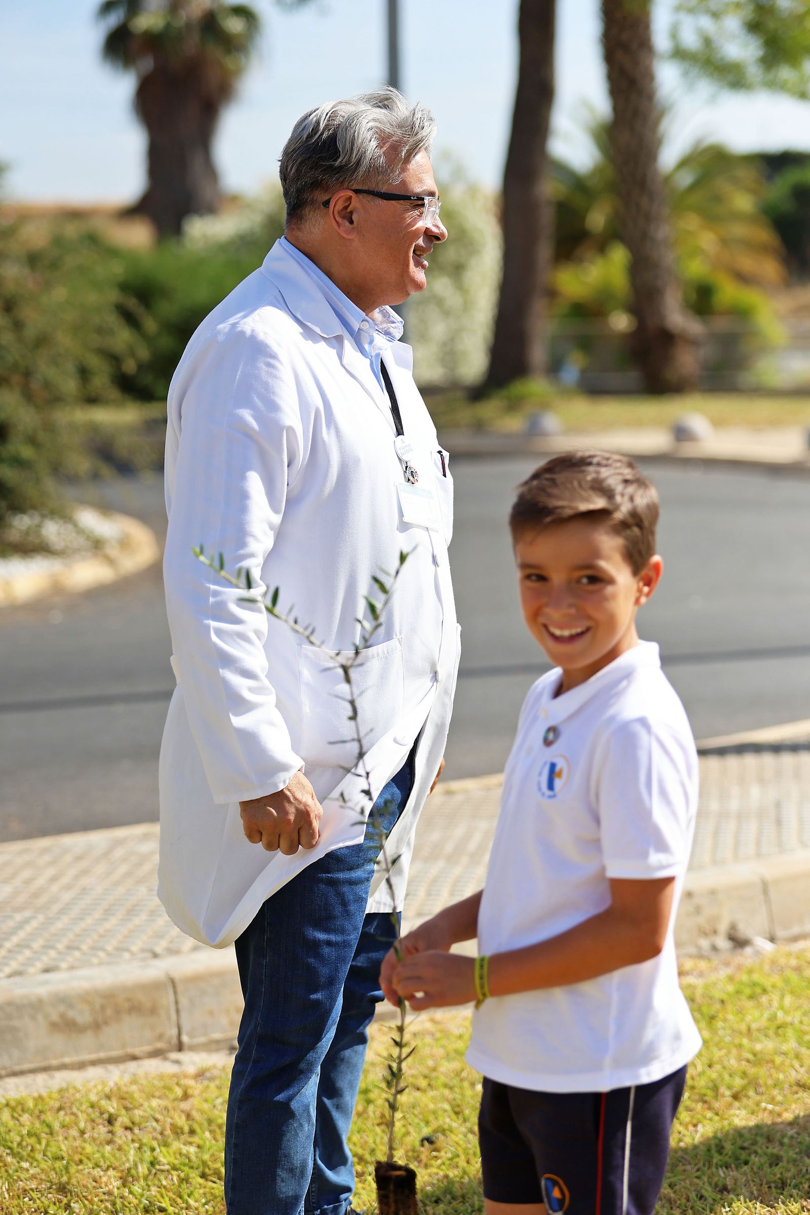 Los alumnos del colegio Virgen del Rocío realizan una plantación de arboles en el Hospital Juan Ramón Jiménez