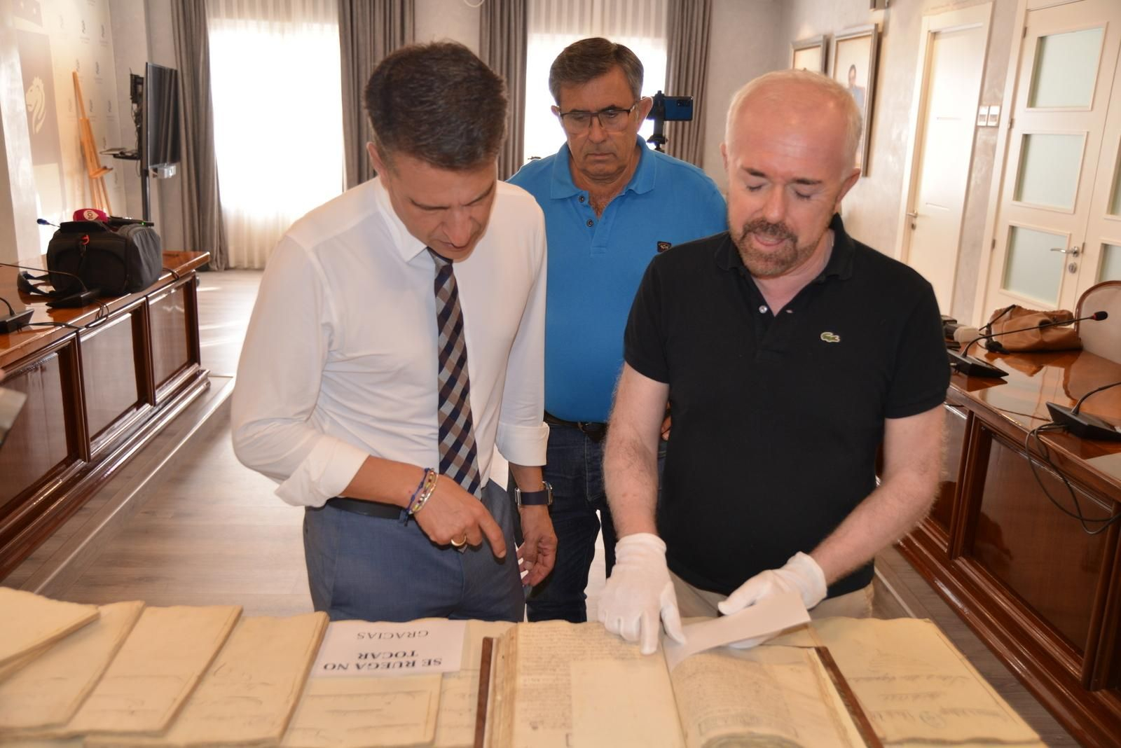 El alcalde de Torrox, Óscar Medina, junto con Salvador Márquez y Alfredo Navas leyendo las Actas Capitulares del siglo XIX