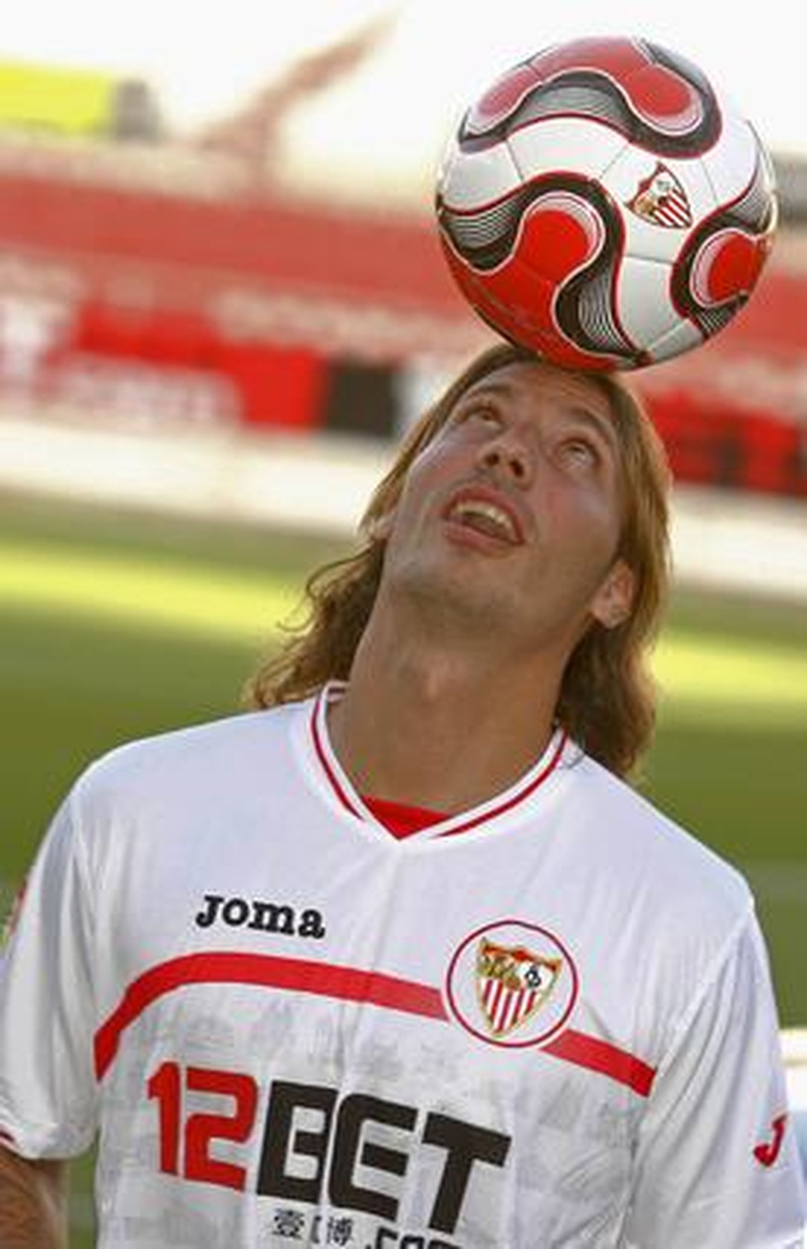 Alexis Ruano durante su presentación como nuevo jugador del Sevilla F.C.

Foto: Belén Vargas