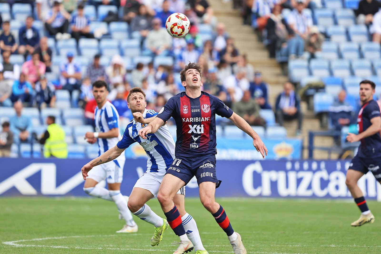 Perejón pelea una pelota con Diego de Pedro.