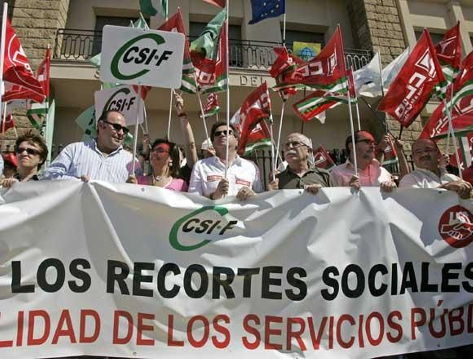 Unos 600 funcionarios protestan contra los recortes salariales