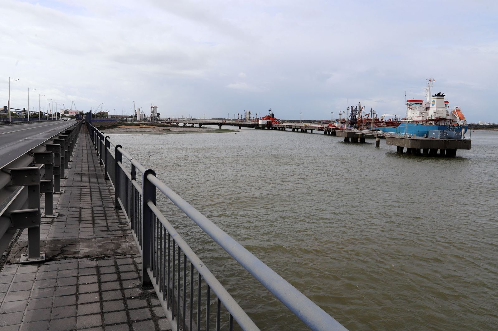 Barcos de mercancías en el Puerto Exterior de Huelva.