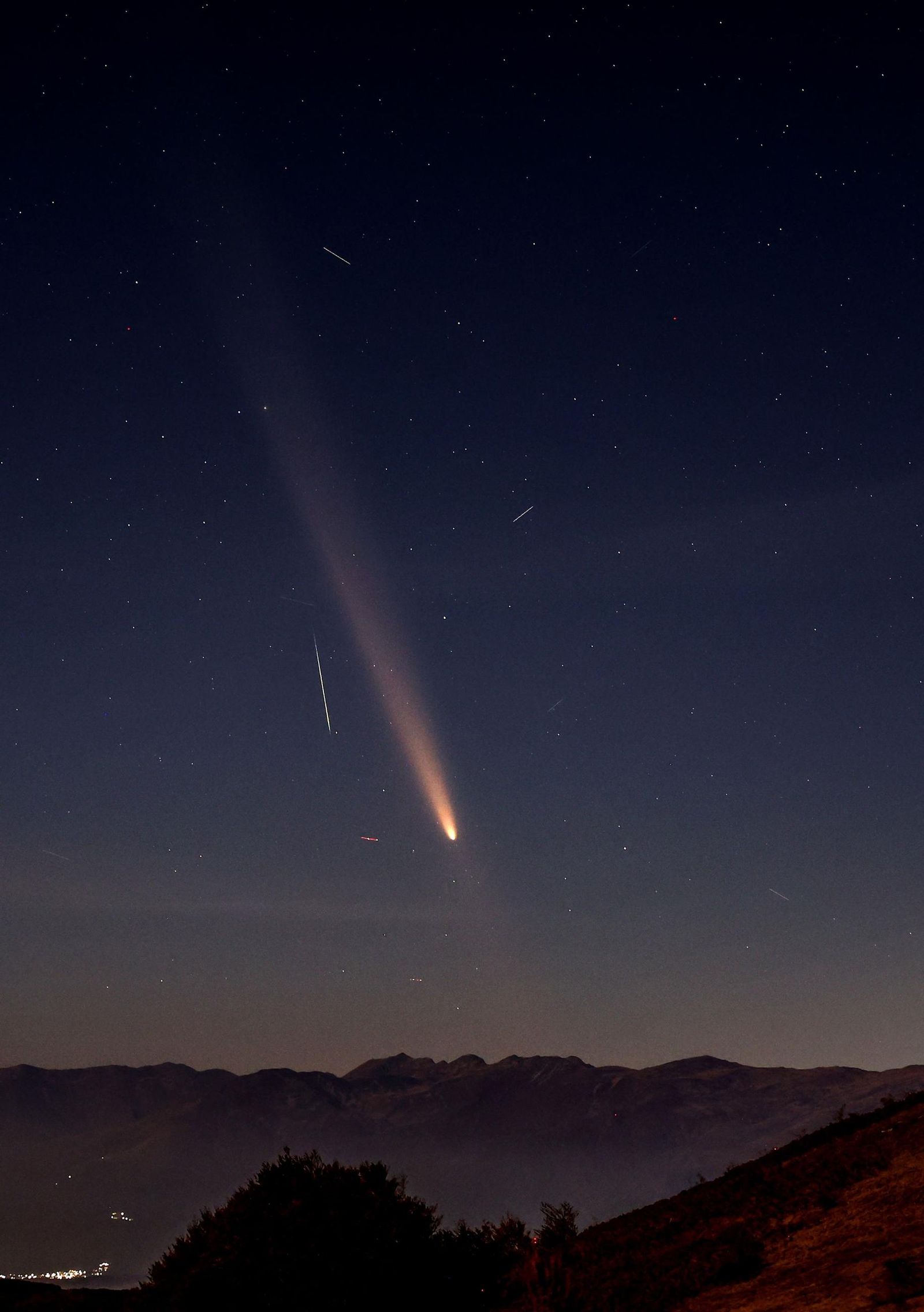 Espectáculo visual: El paso del cometa del siglo a lo largo y ancho del mundo