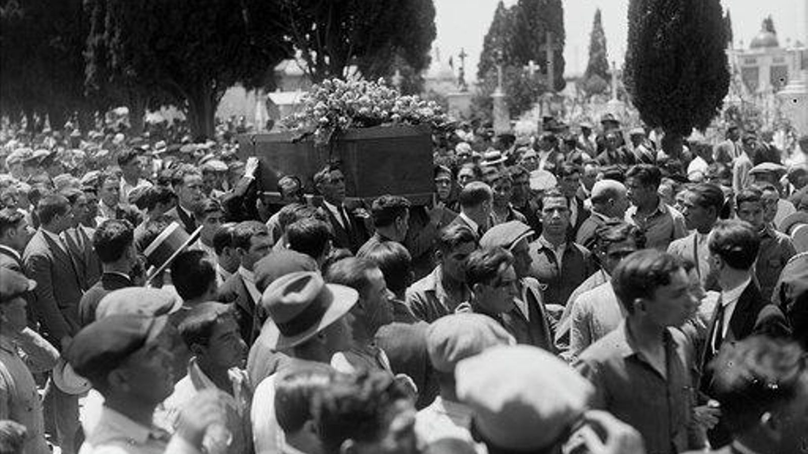 Otra imagen histórica del populoso entierro.