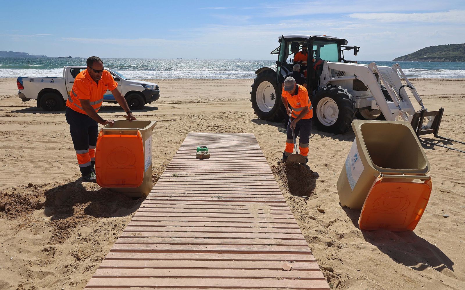 Imágenes de los preparativos para  la temporada de playas en Getares