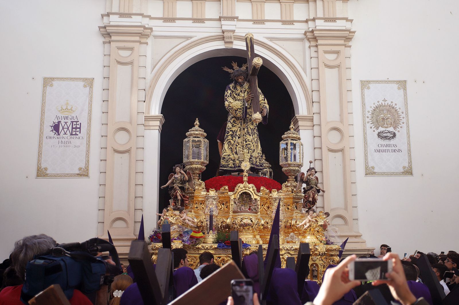 La Hermandad El Nazareno en la madrugá de la Semana Santa de Huelva 2023, en imágenes
