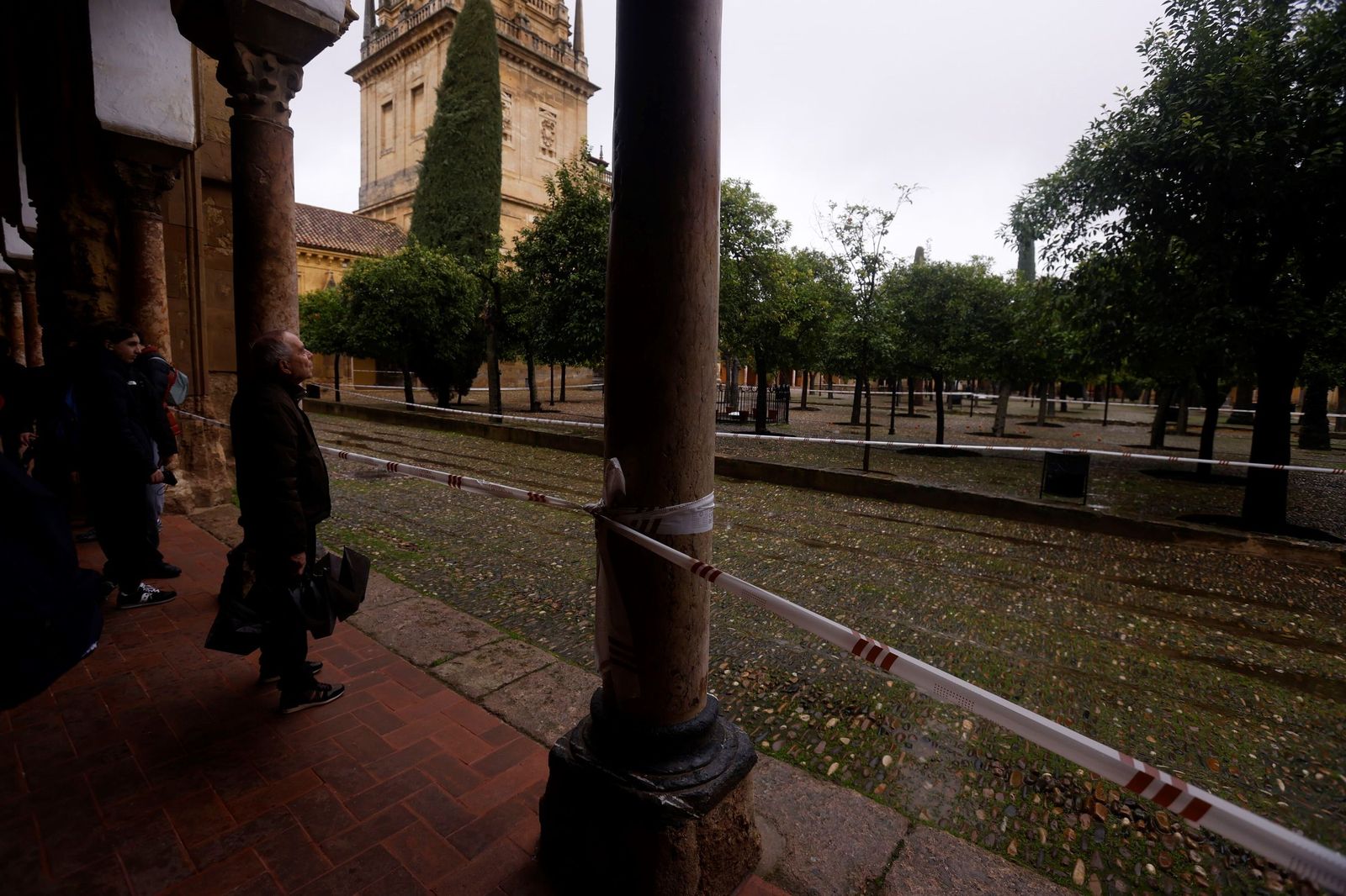 El Patio de los Naranjos de la Mezquita-Catedral por la borrasca Leonardo, en imágenes