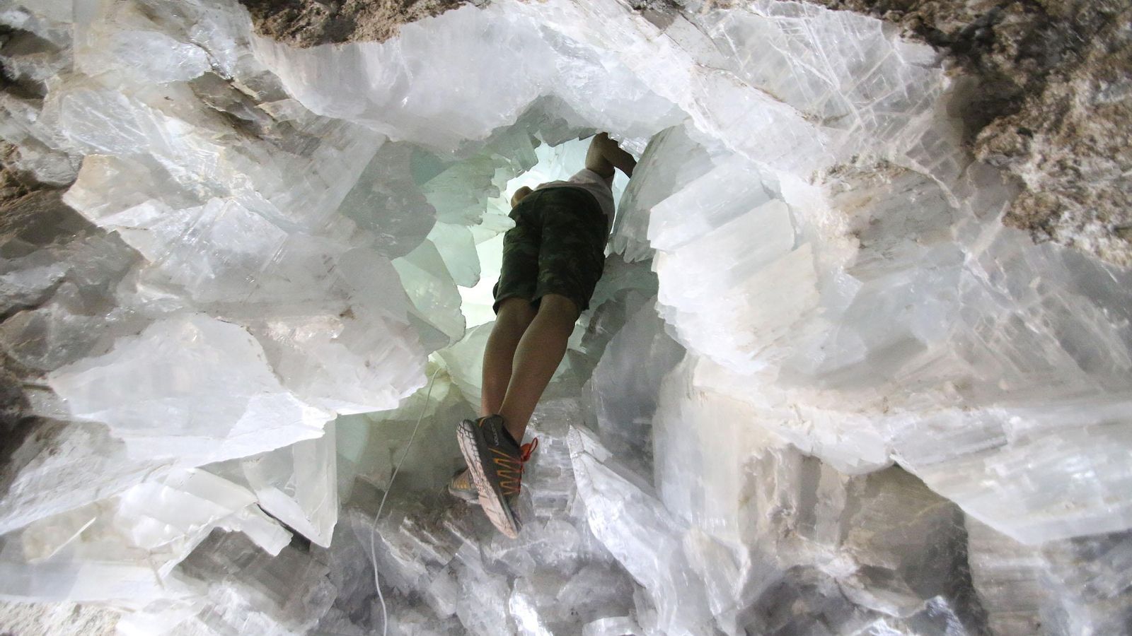 Una persona en el interior de la Geoda de Pulpí.