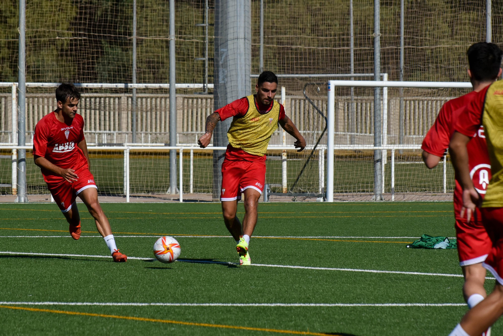 Tomás golpea en un entrenamiento ante Víctor López.